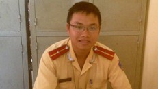 Gặp CSGT 9X yêu cầu sinh viên vi phạm chép phạt gây 'bão mạng'