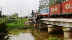 Nghệ An: Tàu hỏa đâm xe tải kẹt cứng trên cầu dân sinh