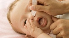 Bé 2 tuổi nguy kịch vì uống nhầm thuốc nhỏ mũi Naphazolin