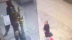 Cụ bà quỳ lạy trước nhân vật game vì tưởng là thần