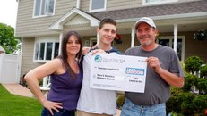 Người đàn ông may mắn hai lần trúng xổ số triệu đô