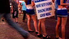 Nỗi lòng phận gái 'bán hoa' trên phố đèn đỏ Bangkok