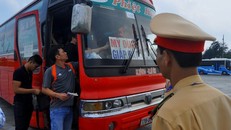 Nhồi nhét 93 hành khách trên xe 29 chỗ ngồi