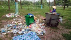 Sau kỳ nghỉ lễ công viên Yên Sở ngập trong rác