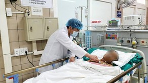 Bác sĩ Bệnh viện Bạch Mai đang thăm khám cho bệnh nhân. (Ảnh: Người lao động)