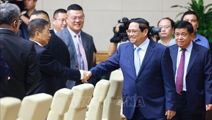 Thủ tướng Phạm Minh Chính với các doanh nghiệp Trung Quốc tiêu biểu trong lĩnh vực phát triển kinh tế xanh, kinh tế số. Ảnh: Dương Giang-TTXVN