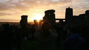 Khoảng 15.000 người trên khắp thế giới đã đến ngắm bình minh ngày Hạ chí tại vòng tròn đá Stonehenge.