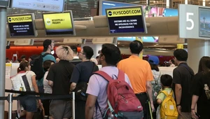 Hành khách chờ đợi làm thủ tục bay tại sân bay Changi ở Singapore trong bối cảnh hàng trăm chuyến bay bị hoãn hoặc hủy do sự cố công nghệ thông tin toàn cầu của Microsoft, ngày 19/7/2024. Ảnh: THX/TTXVN.
