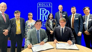 Ông Đinh Việt Phương (trái), Tổng giám đốc Vietjet và ông Rob Watson, Tổng giám đốc hàng không dân dụng Rolls-Royce (phải), thực hiện nghi thức ký kết hôm 23/7.