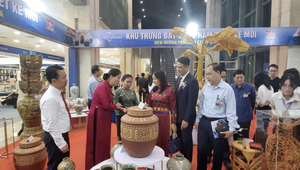 Các đại biểu thăm quan khu trưng bày sản phẩm tại Hội chợ quốc tế Hanoi Giftshow 2024