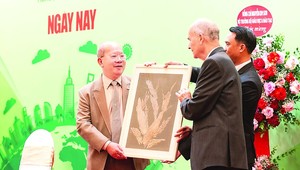 Nhà Ngoại giao Nguyễn Xuân Thắng nhận quà kỉ niệm từ ông Georre Christopides, Chủ tịch Danh dự của Liên hiệp các Hội UNESCO Thế giới.