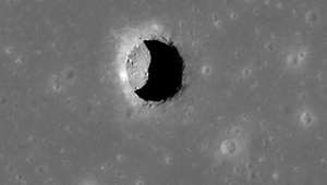 Khung cảnh ngoạn mục của một "giếng trời" rộng 100 mét ở vùng Mare Tranquillitatis, vốn là một ống dung nham trên Mặt trăng. Ảnh: NASA