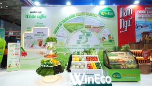 Gian hàng trưng bày bắt mắt của WinEco tại Vietfood 2025, nổi bật với các sản phẩm rau củ quả sạch từ nông trường công nghệ cao.