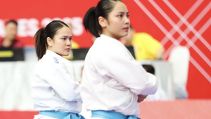 Đội tuyển Karate Việt Nam thi đấu nội dung Kata đồng đội nữ.