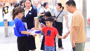 Sữa tươi Vinamilk Green Farm được phục vụ cho hành khách tại ga Nhà hát Thành phố.