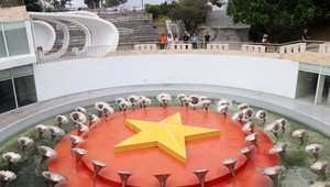 Hồ nước “Vòng tròn bất tử” thiêng liêng tại Khu tưởng niệm chiến sỹ Gạc Ma ở xã Cam Hải Đông, huyện Cam Lâm, tỉnh Khánh Hòa với 64 đóa hoa, tượng trưng cho 64 người con anh dũng cùng ôm lấy lá cờ đỏ sao vàng nổi trên mặt nước. Ảnh: Hữu Quyết/TTXVN.