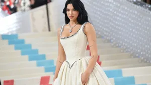 Sự thiếu vắng chi tiết túi ở trang phục nữ