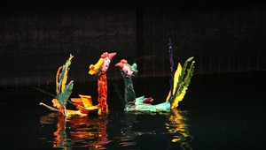 Sân khấu rối nước truyền thống với những con rối được điều khiển uyển chuyển 