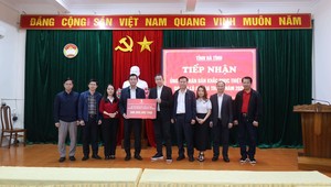 SABECO trao bảng hỗ trợ trị giá 500 triệu đồng cho tỉnh Hà Tĩnh.