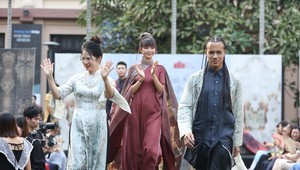 Bà Văn Hằng, nhà sáng lập Desilk và giám đốc nghệ thuật Minh Phạm tại Lễ ra mắt bộ sưu tập "Khơi dậy tinh hoa, nối dài di sản".