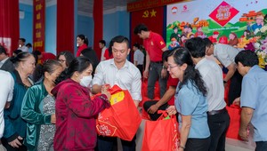 SABECO trao 400 phần quà “Chung vị tết Việt” cho các hộ gia đình có hoàn cảnh khó khăn