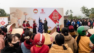 Người dân Nghệ An thích thú với hoạt động hát dân ca ví giặm tại sự kiện cộng đồng Chung vị tết Việt của SABECO.