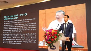 TS. LS. Đoàn Văn Bình trình bày báo cáo chuyên đề về Nhà ở cho thuê tại Việt Nam.
