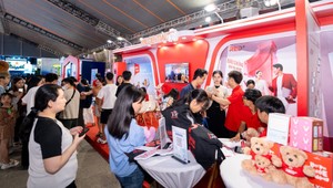 Gian hàng của Prudential Việt Nam thu hút nhiều khách tham quan đến tìm hiểu thông tin và trải nghiệm hoạt động.