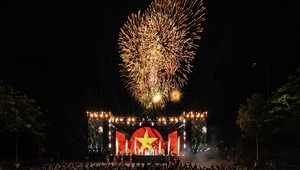 Pháo hoa rực sáng trên bầu trời SwanBay, thu hút người dân cùng hướng về khoảnh khắc đặc biệt trong ngày Quốc khánh.