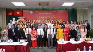 Lãnh đạo Viện chụp hình lưu niệm với các cá nhân được bổ nhiệm và các hội viên mới