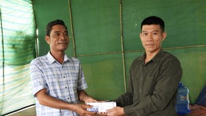 Đại diện doanh nghiệp Thế Thịnh trao hơn 40 triệu đồng tiền hỗ trợ người dân khoan 2 giếng để phục vụ đời sống. (Ảnh: Hoàng Anh)