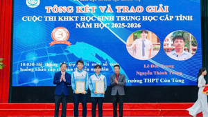 Em Lê Đức Trung nhận giấy chứng nhận đạt giải ba cuộc thi Khoa học Kỹ Thuật học sinh trung học cấp tỉnh năm học 2025 – 2026. (Ảnh: Trường THPT Cửa Tùng)