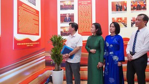 Trưng bày 130 bức ảnh tư liệu về hành trình dựng xây đất nước