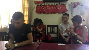 'Đột kích' quán karaoke phát hiện hàng chục đối tượng 'phê' ma túy