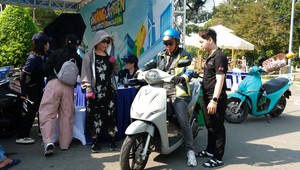 Người dân háo hức đến trải nghiệm các mẫu xe điện VinFast tại sự kiện “Đổi xăng lấy điện - Cùng VinFast kiến tạo tương lai xanh”