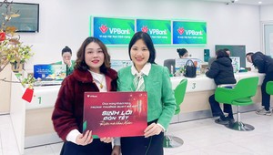 Chị Bùi Thị Châm nhận thưởng chương trình Sinh lời đón Tết-Rước mã khai xuân trong đợt quay số lần 1