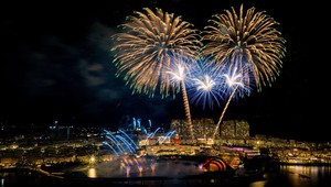 Vốn chỉ được dành cho những dịp đặc biệt, Phú Quốc đã biến pháo hoa trở thành nhịp điệu quen thuộc và “chữ ký thị giác” của nơi đây khi màn đêm buông xuống