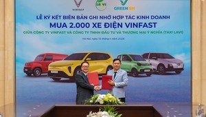 Ông Trần Lê Phương - Phó Tổng Giám đốc GSM toàn cầu (bên trái) cùng ông Nguyễn Quốc Dũng - Chủ tịch HĐQT Công ty TNHH Đầu tư và Thương mại Ý Nghĩa tại lễ ký kết hợp tác.