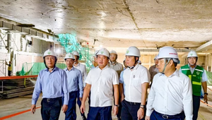 Bí thư Thành ủy Hà Nội Trần Đức Thắng trực tiếp xuống kiểm tra hiện trường thi công ga ngầm S12 thuộc tuyến metro Nhổn-Ga Hà Nội. 