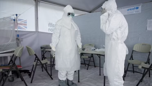 Nhân viên y tế làm việc tại khu vực điều trị cho bệnh nhân nhiễm Ebola.