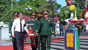 Thủ tướng Lê Minh Hưng truy điệu hài cốt liệt sỹ quân tình nguyện và chuyên gia Việt Nam tại Nghĩa trang liệt sỹ Quốc gia Đường 9 (Quảng Trị).