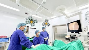 Ê-kíp bác sĩ Bệnh viện Đa khoa Vinmec Hạ Long thực hiện ca phẫu thuật nội soi cắt khối tăng sinh qua niệu đạo bằng dao điện lưỡng cực
