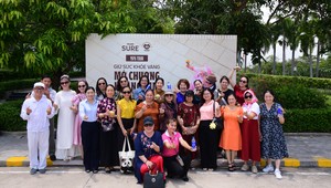 Đoàn Gen 1976 đến tham quan Nhà máy Sữa Việt Nam. Ảnh: Vi Nam