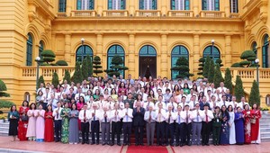Tổng Bí thư, Chủ tịch nước Tô Lâm chụp ảnh chung với các nhà báo tiêu biểu.