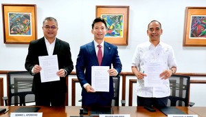 Từ trái qua: Ông Ronnie L.Aperocho, Phó Chủ tịch Điều hành kiêm Giám đốc Vận hành (COO) của Meralco, ông Nguyễn Anh Khoa, Tổng Giám đốc VinEnergo và ông Emmanuel V. Rubio, Chủ tịch kiêm Tổng Giám đốc điều hành MGEN tại lễ ký kết.