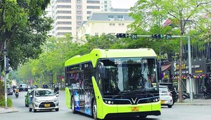Xe buýt hoạt động tại Hà Nội. 