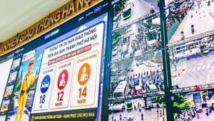 Trung tâm Điều khiển giao thông Hà Nội theo dõi, cập nhật dữ liệu từ hệ thống gần 5.000 camera AI và truyền thông tin giao thông theo thời gian thực tới các màn hình LED điện tử trên địa bàn thành phố.