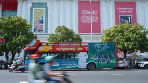 Hoạt động trải nghiệm xe bus 2 tầng được nhiều người dân Đà Nẵng yêu thích. Ảnh VPBank.