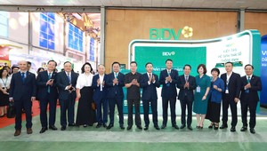 Lãnh đạo NHNN, lãnh đạo bộ, ngành và BIDV chụp ảnh lưu niệm tại sự kiện