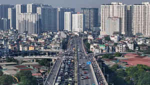 Mật độ phương tiện lớn tạo áp lực lên hạ tầng giao thông và môi trường của Hà Nội. 
